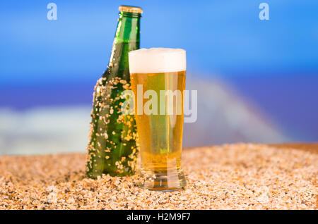 Eis kalt grüne ungekennzeichnete Flasche Bier in der Strand-Konzept Stockfoto