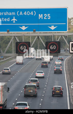 Abenddämmerung Verkehr M25 nach Süden Westen angrenzend an J17 mit intelligenten Autobahn Geschwindigkeit Beschränkung gantry Stockfoto