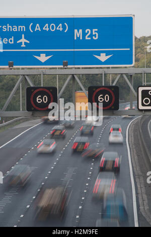 Abenddämmerung Verkehr M25 nach Süden Westen angrenzend an J17 mit intelligenten Autobahn Geschwindigkeit Beschränkung gantry Stockfoto