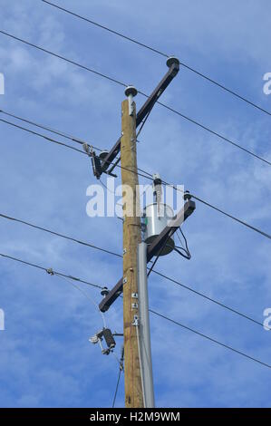 Stromleitungen und Mast mit Transformator in Chesapeake Stadt, Cecil County, Maryland, USA. Stockfoto