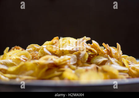 Frisch gebratene Kochbananen chips in einer Schüssel unter weichen, natürlichen Licht. Stockfoto