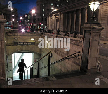 Bank-u-Bahnstation und Passagiere, City Of London, in der Dämmerung Stockfoto