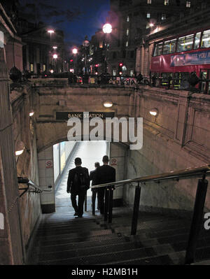 Bank-u-Bahnstation und Passagiere, City Of London, in der Dämmerung Stockfoto