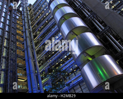 Lloyd's Building London at Dusk, Lime St, England, Großbritannien - entworfen vom Architekten Richard Rogers 1986 - City of London Financial District Stockfoto