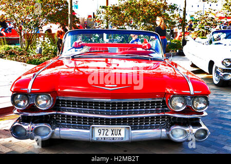 50er Jahre roten Cadillac Cabrio im klassischen Oldtimer Boot Sale, 4. Oktober 2015 Kings Cross London N1, England, UK Stockfoto