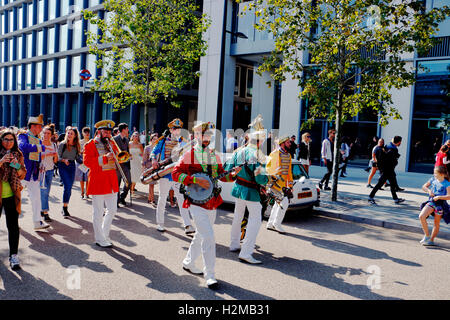 Marching &amp; Blaskapelle am Okt ist 2015 Vintage Classic Car Boot Sale bei King Cross N1, London, England, UK Stockfoto