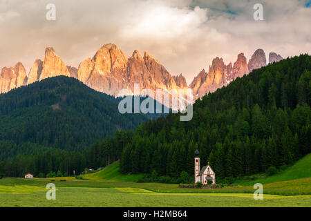 St. Johann Church in der Nähe von Santa Maddalena, Val Di Funes, Dolomiten, Italien Stockfoto