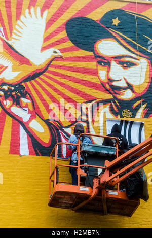 New York, USA - 29. September 2016 - Shepard Fairey Wandbild steigt an der Wand eines Gebäudes im New Yorker Stadtteil East Village... Mit dem Titel Viva La Revolucion "die Malerei verfügt über Fairey es älteste Tochter und wurde ursprünglich im Jahr 2008. © Stacy Walsh Rosenstock Stockfoto