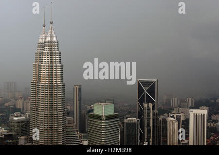 Kuala Lumpur, Malaysia - 17. November. 2016: dramatische Kulisse der Stadt KualaLumpur bei Sonnenuntergang, von der KL-Tower Menara KL. Stockfoto