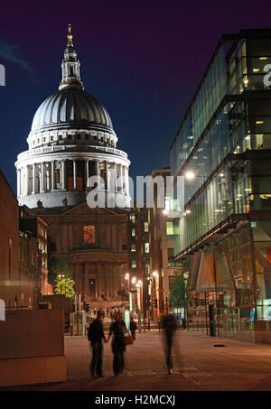 St Pauls Cathedral London in den späten Abend, Nacht-Menschen Stockfoto