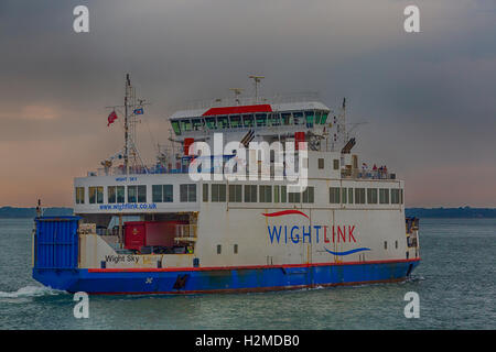 Wightlink Fähre Autofähre von Yarmouth auf der Isle of Wight über die Solent zum Festland Lymington, Hampshire UK im September - HDR-Effekt Stockfoto