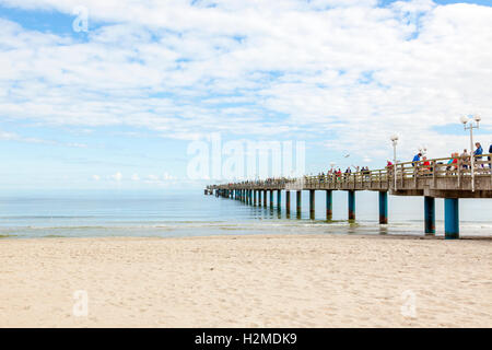 Touristen auf dem Pier am Ostsee Strand von Binz, Rugia Insel Stockfoto