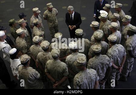 US-Verteidigungsminister Chuck Hagel im Gespräch mit Soldaten an Bord der USN Harpers Ferry-Klasse Dock Landungsschiff USS Oak Hill während der Fleet Week 22. Mai 2014 in New York City. Stockfoto