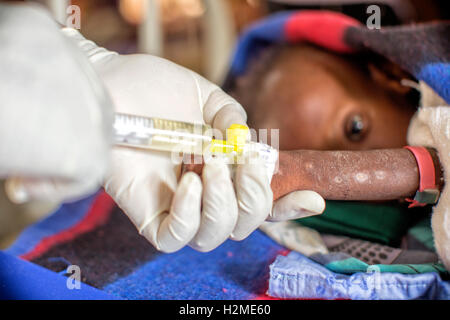 Unterernährte Kinder erhalten lebensrettende Behandlung auf der MSF-Mangelernährung-Station in Maiduguri, Borno State, Nigeria Stockfoto