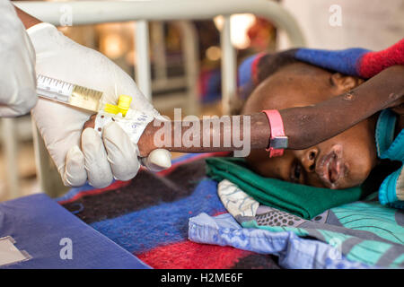 Unterernährte Kinder erhalten lebensrettende Behandlung auf der MSF-Mangelernährung-Station in Maiduguri, Borno State, Nigeria Stockfoto