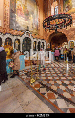 JERUSALEM, ISRAEL - 16. Februar 2013: Christen beten innen Mary Magdalene Convent auf dem Ölberg Stockfoto