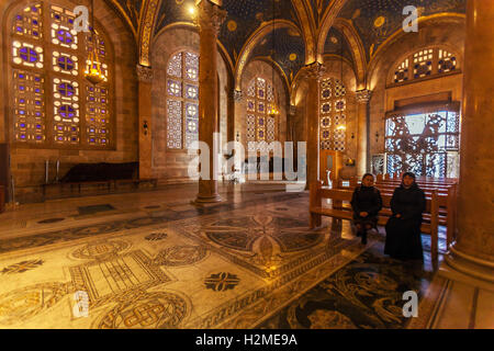 JERUSALEM, ISRAEL - 16. Februar 2013: Pilger Sitzmöbel in Church of All Nations oder Basilika die Qual auf dem Ölberg Stockfoto