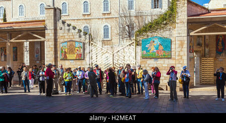 NAZARETH, ISRAEL - 21. Februar 2013: Touristen in der Nähe von Verkündigung Kathedrale mit Ikonen der Jungfrau Maria Stockfoto