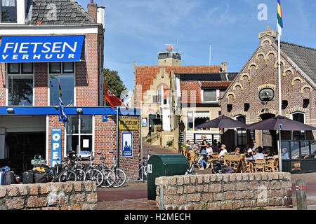 Fahrrad Fahrräder zum mieten Friesland Hafen Hafen Terschelling Niederlande Meer (Cafe Pub Bar - Leuchtturm Drommedaris) Stockfoto