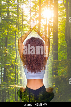 Die Collage aus Bild einer jungen Fit Frau Yoga Übungen im Wald Stockfoto