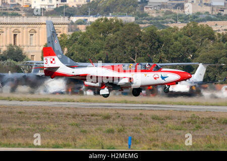 Polnische Luftwaffe PZL-Mielec TS-11 Iskra im Display Team Iskry Abfahrt nach dem Besuch der Malta International Airshow 2016 Stockfoto