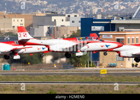 Polnische Luftwaffe PZL-Mielec TS-11 Iskra im Display Team Iskry Abfahrt nach dem Besuch der Malta International Airshow 2016 Stockfoto