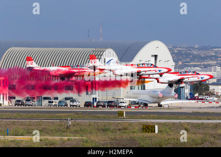 Polnische Luftwaffe PZL-Mielec TS-11 Iskra im Display Team Iskry Abfahrt nach dem Besuch der Malta International Airshow 2016 Stockfoto