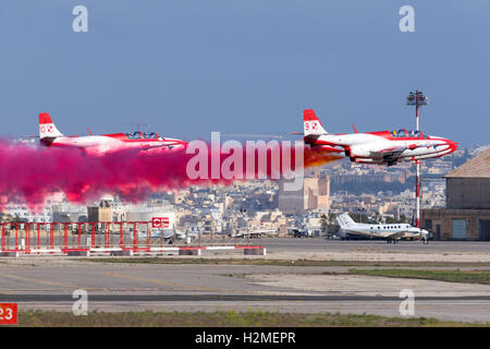 Polnische Luftwaffe PZL-Mielec TS-11 Iskra im Display Team Iskry Abfahrt nach dem Besuch der Malta International Airshow 2016 Stockfoto