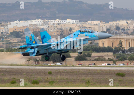 Ukrainische Luftwaffe Sukhoi Su-27UB Abfahrt nach der Airshow ist vorbei. Stockfoto