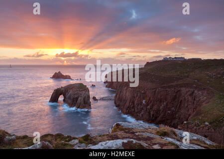 Sonnenuntergang-Lands End, Enys Dodnan, bewaffnete Ritter, Cornwall UK Stockfoto