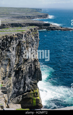 Die steilen Felswände des Inishmore, der größten der Aran-Inseln, Bucht von Galway, Irland, Europa Stockfoto
