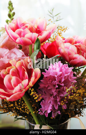 Bouquet von Blumen wie Tulpen und Mimosen Stockfoto