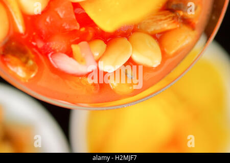Traditionelle ecuadorianische kalte Tomaten basierte Gericht mit Fotzen, Zwiebeln und Bananenchips gesehen von oben, elegantes Restaurant Präsentation Stockfoto