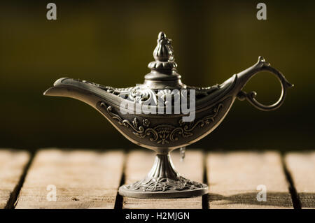 Schöne antike Metall Lampe im wahren Stil der Aladin, sitzen auf der Holzoberfläche Stockfoto