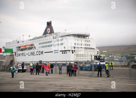 MS-Norröna in den Hafen von Torshavn auf den Färöer Inseln mit den Menschen vor dem Schiff Stockfoto