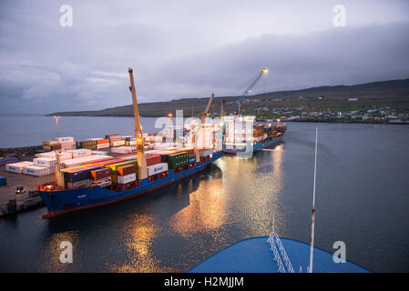 Containerschiffe auf den Färöer Inseln gesehen bei Nacht im Hafen Stockfoto