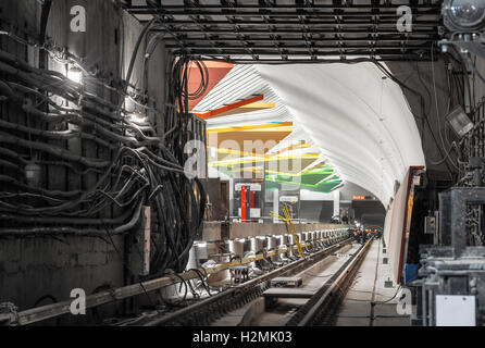 Blick auf unter Bau Station u-Bahn aus dem Tunnel. Die Station im Fokus Stockfoto