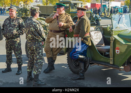 Dnepropetrovsk, Ukraine - 29. Oktober 2013: Rekonstruktion der Kreuzungen Dnepr Flusses 152 Guards Division 1943 Stockfoto