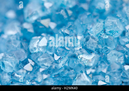 Blaue Kristalle Achat Mineral seinen natürlichen Hintergrund jedoch unscharf. Makro. Konzentrieren Sie sich auf die zentrale. Stockfoto