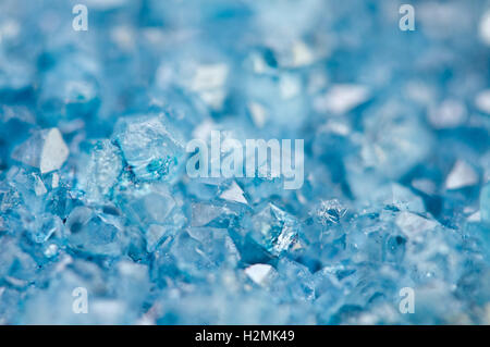 Blaue Kristalle Achat Mineral seinen natürlichen Hintergrund jedoch unscharf. Makro. Konzentrieren Sie sich auf die zentrale. Stockfoto