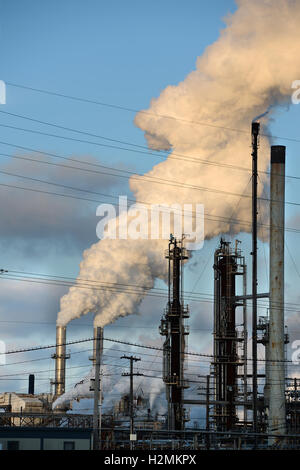 Schornsteine aus Öl Raffinerie Freigabe dicken Rauch in die Atmosphäre Stockfoto