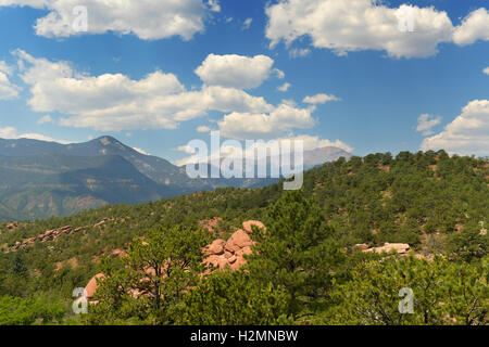 Ansicht des Pikes Peak aus der Garden of the Gods in Colorado Springs Stockfoto