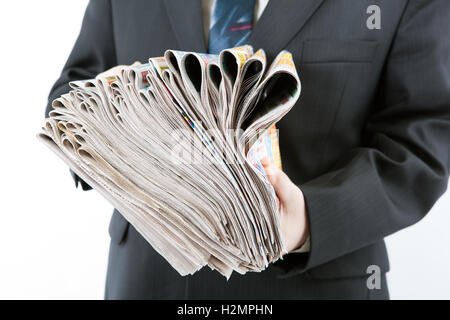 Hände des Mannes hält einen Stapel Zeitungen Stockfoto