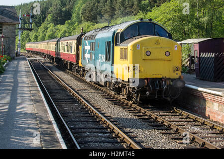 37264 Levisham mit dem letzten Zug des Tages von Whitby, Böheimkirchen Yorkshire Moors Railway NYMR angekommen. Stockfoto