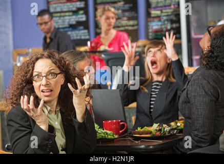 Überrascht Führungskräfte im Cafe Stockfoto