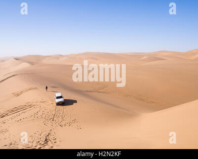Vier von vier Autos auf den Dünen der Namib-Wüste in Sandwich Harbour, Namibia. Horizontale Ausrichtung, Weitwinkel. Stockfoto