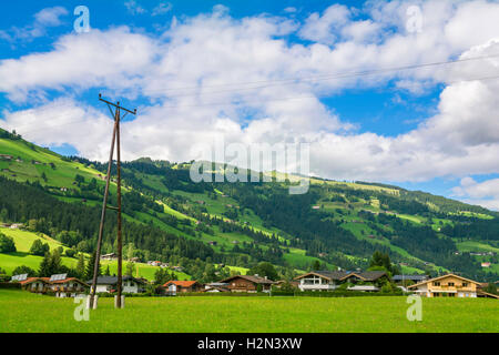 Dorf von Westendorf, Brixental Tal in den Tiroler Alpen, Österreich, Sommer und Winterlage für den Tourismus. Stockfoto