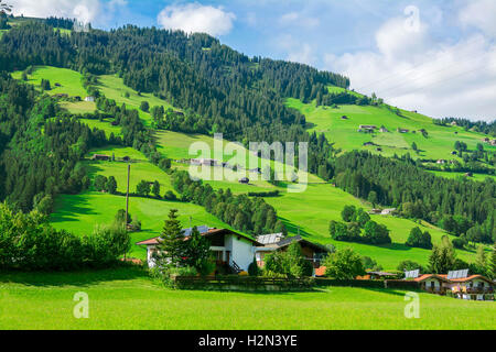 Dorf von Westendorf, Brixental Tal in den Tiroler Alpen, Österreich, Sommer und Winterlage für den Tourismus. Stockfoto