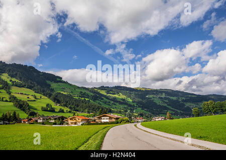 Dorf von Westendorf, Brixental Tal in den Tiroler Alpen, Österreich, Sommer und Winterlage für den Tourismus. Stockfoto