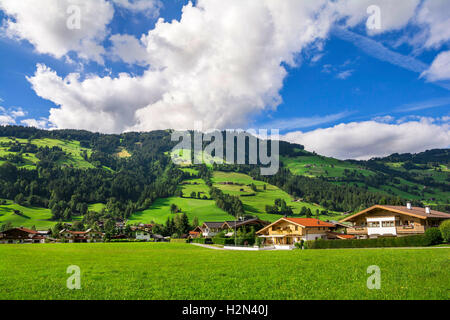 Dorf von Westendorf, Brixental Tal in den Tiroler Alpen, Österreich, Sommer und Winterlage für den Tourismus. Stockfoto